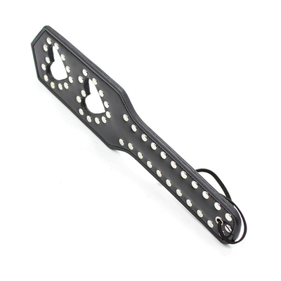 Sm Couple Toy Bondage Heart Hollow Leather Rivets Beat the Queen Slapping Slapping Paddle (Bạn có thể đánh bại nữ hoàng bằng cách đánh đập)